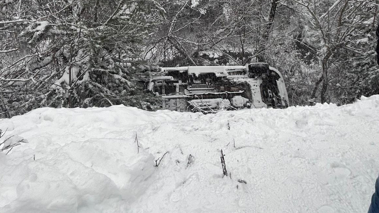 Ambulans dereye devrildi: Sürücü ile birlikte 2 sağlık görevlisi yaralandı