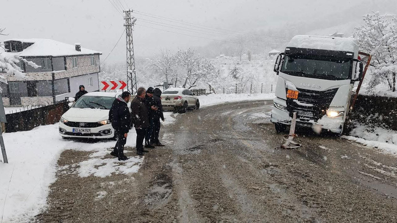 Doğalgaz tırı Fatsa’da mahsur kaldı: Ekipler harekete geçti