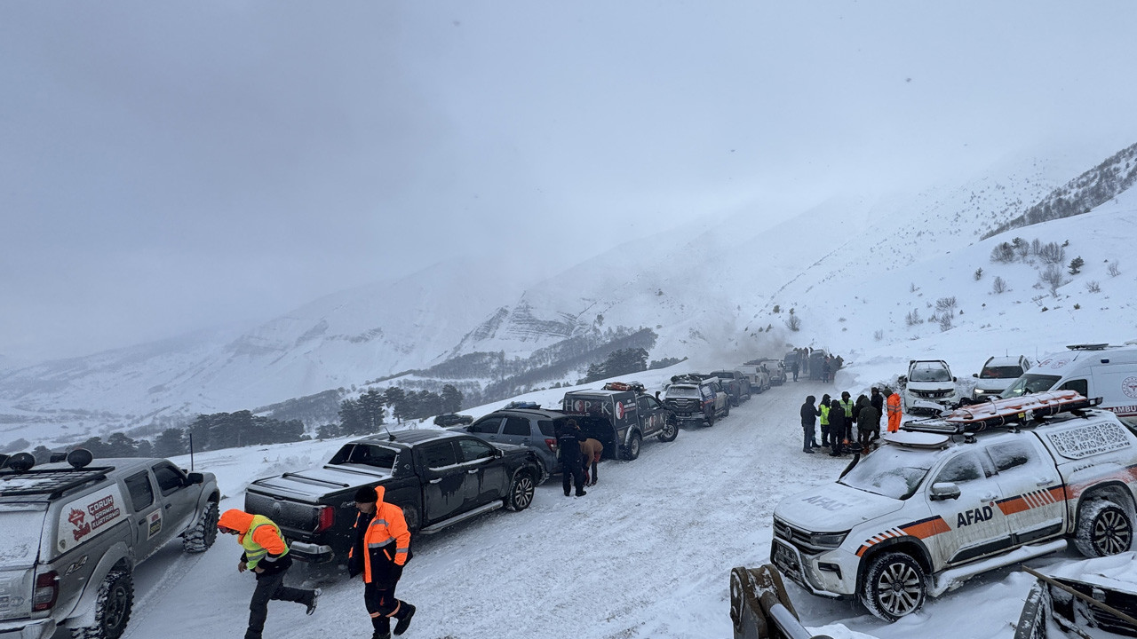 Kar altındaki çaresiz bekleyiş sürüyor: 2 çoban için zaman daralıyor