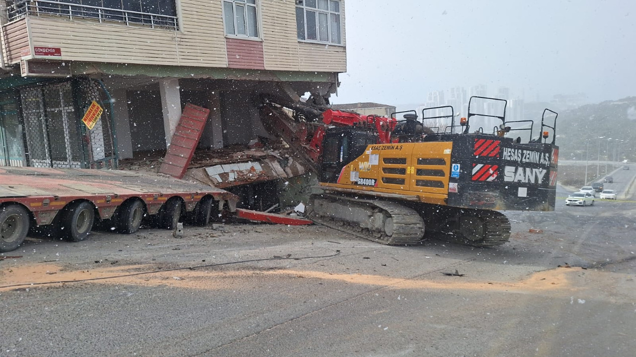 Kontrolden çıkan tırın çarptığı bina tahliye edildi