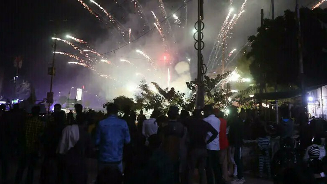 Pakistan'da yeni yıl kanlı başladı: 25 yaralı, 56 kişi yakalandı