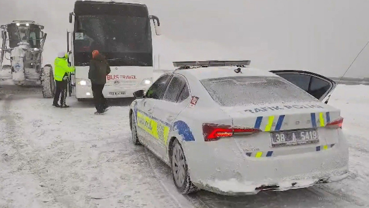 Tipide mahsur kalan 44 yolcu kurtarıldı