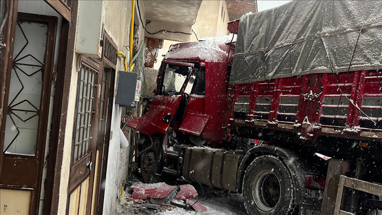 Tır eve daldı: Reşadiye’de korku dolu anlar