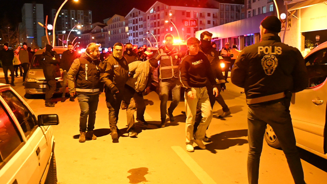 Yılbaşı kutlaması kavgaya dönüştü polis bıçaklandı