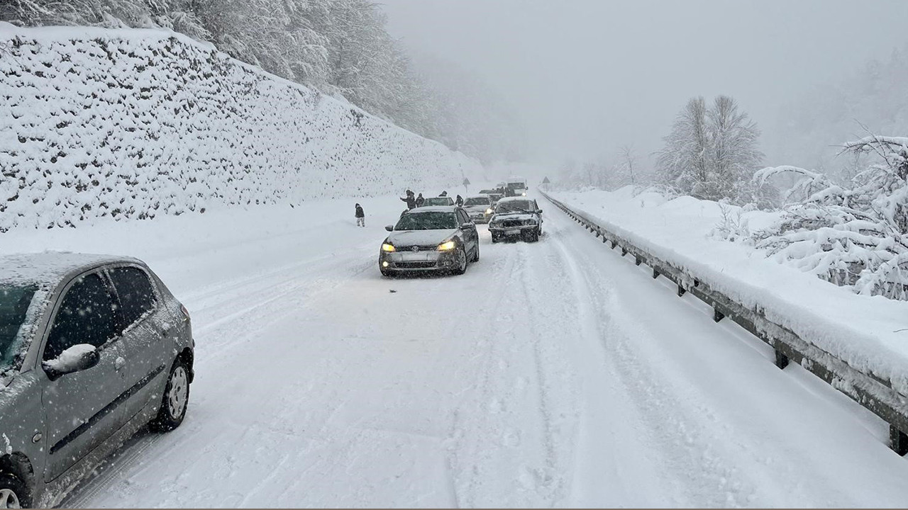 Zonguldak'ta yoğun kar mesaisi: 61 köy yolunda çalışma devam ediyor