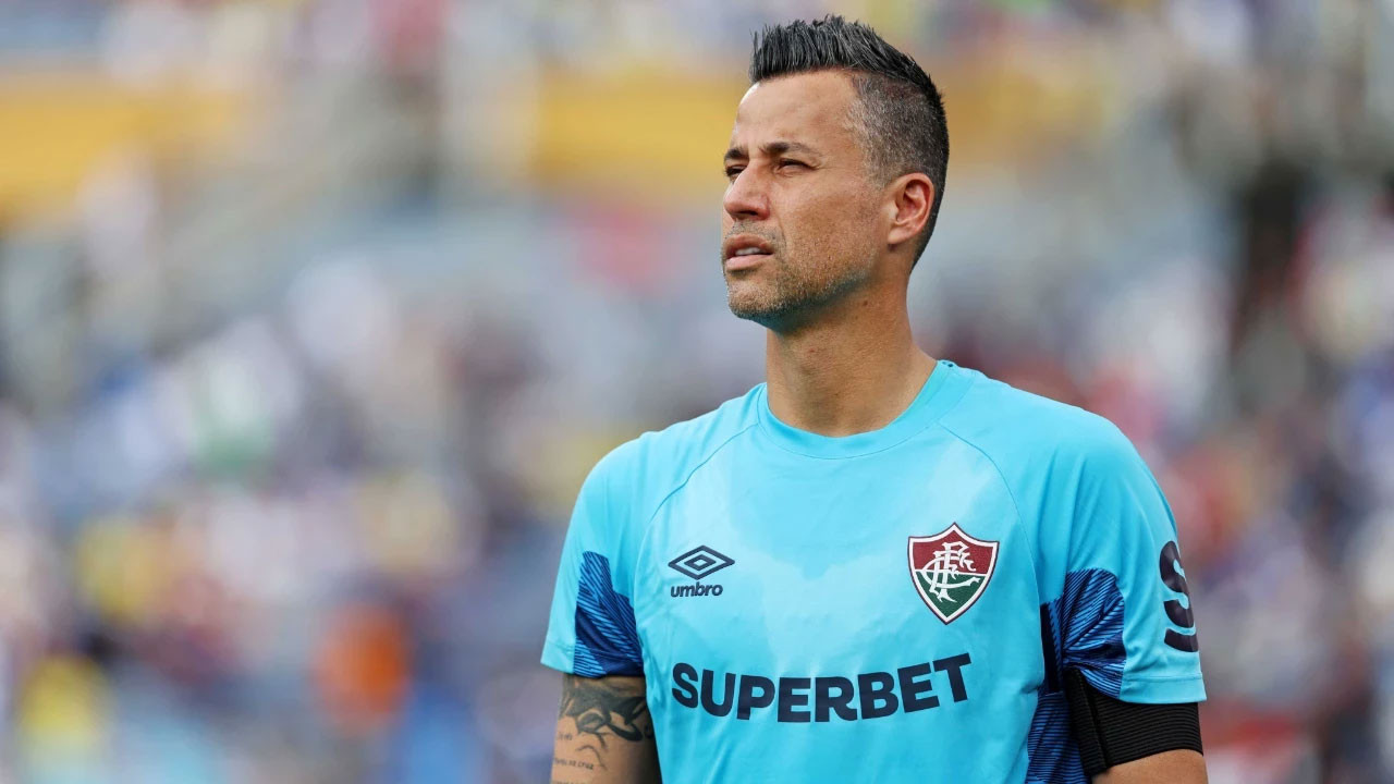 45 yaşındaki kaleci imzayı attı: Rekor üstüne rekor