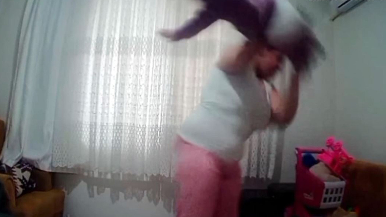 Anne vahşeti: Kızını yerden yere savurdu: Yer: Antalya