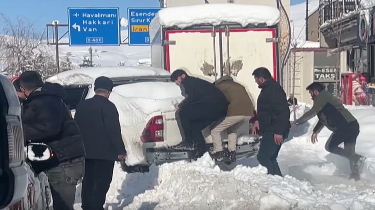 Hakkari’de kar altında seferberlik: Askeri araç köylülerin yardımıyla kurtarıldı