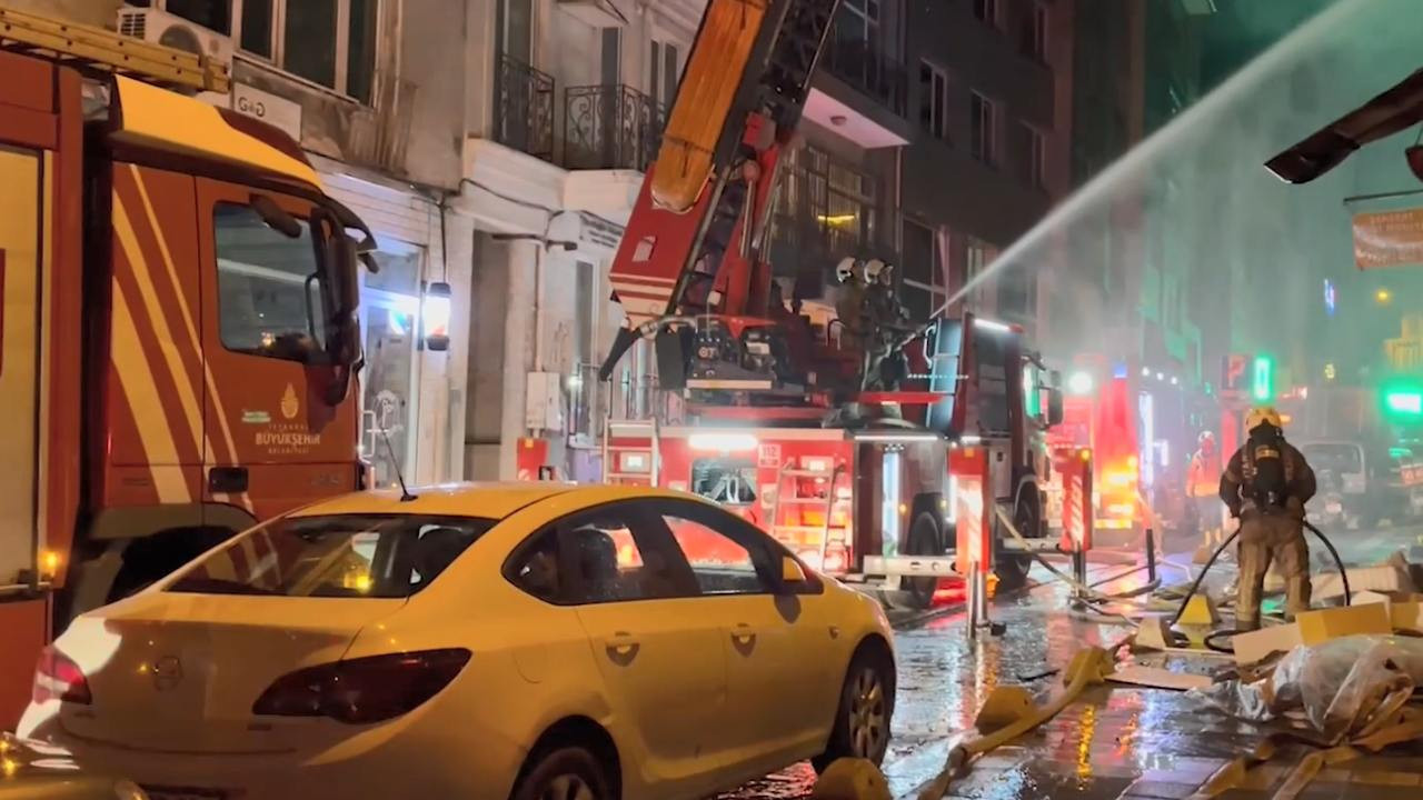 Kadıköy'de metruk bina yandı: Pencereden atlayan bir kişi ağır yaralandı