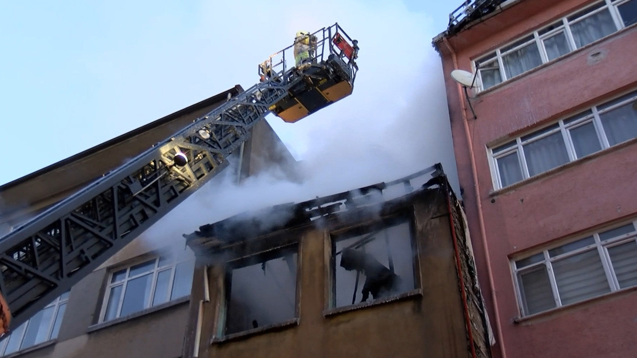 Kadıköy'de yangın: Alevler arasından canını zor kurtardı: Pencereden atladı