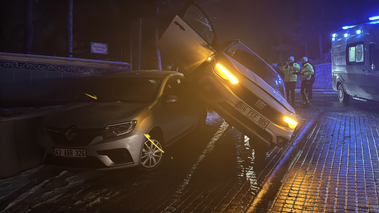 Kayan otomobil park halindeki bir başka otomobilin üzerine çıktı