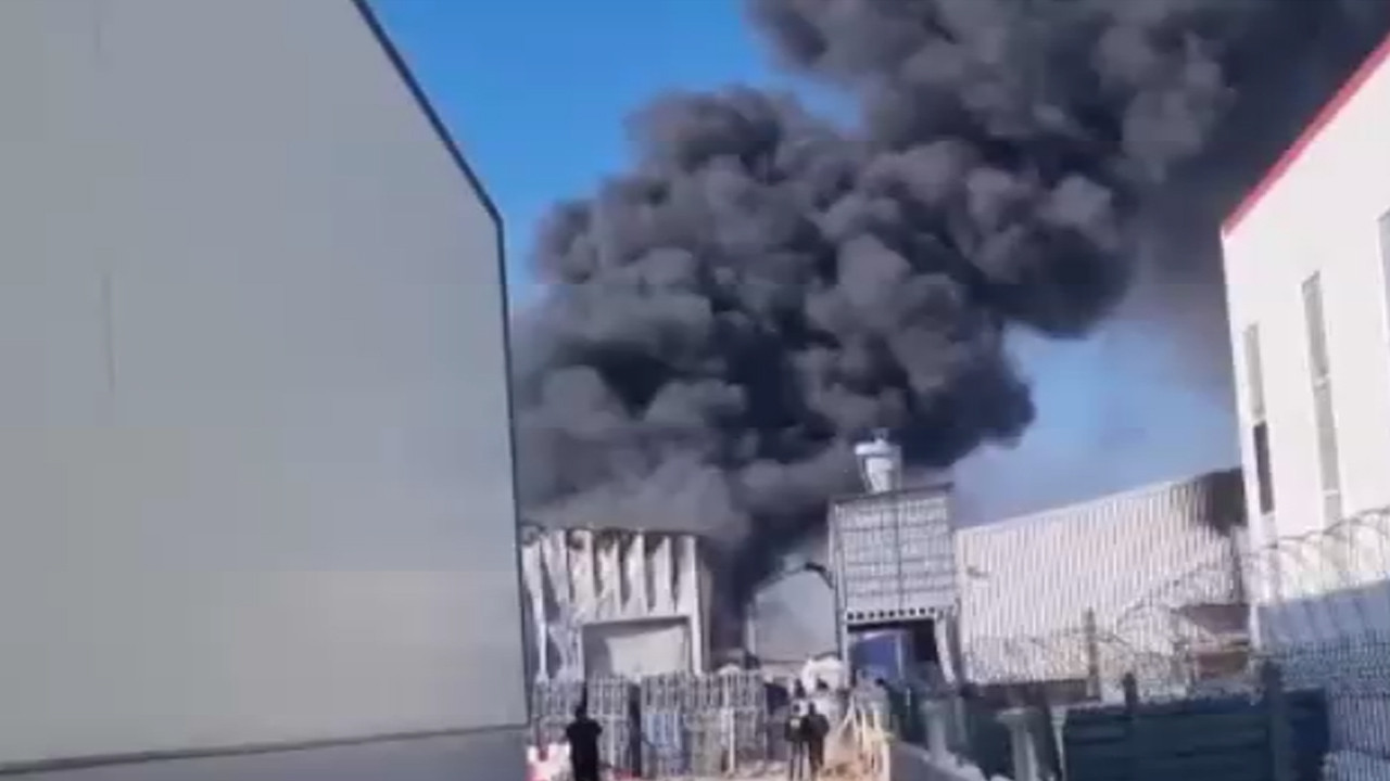 Konya'da fabrika deposu yandı. Siyah duman gökyüzünü kapladı