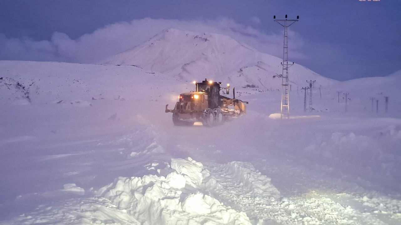 Van'da araçlar kara böyle gömüldü. Yüzlerce yol kapandı