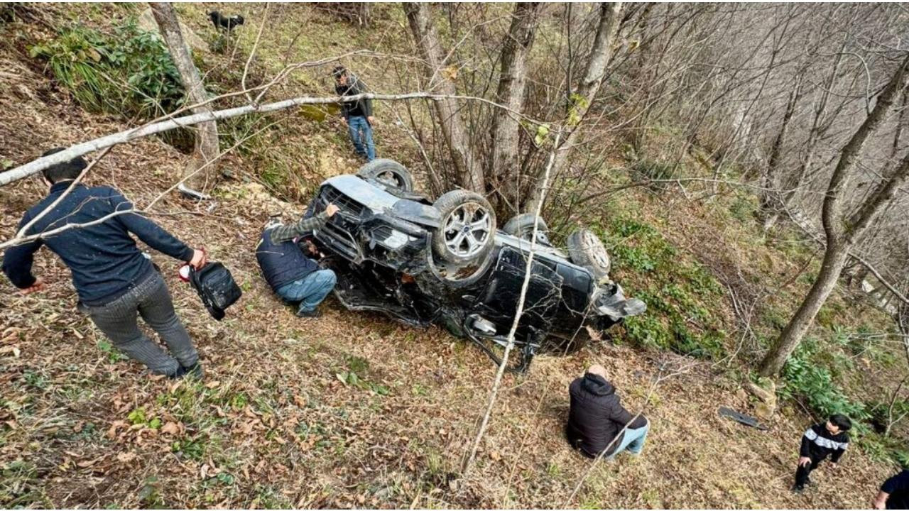 Direksiyon hakimiyetini kaybeden otomobil şarampole yuvarlandı: 3 yaralı