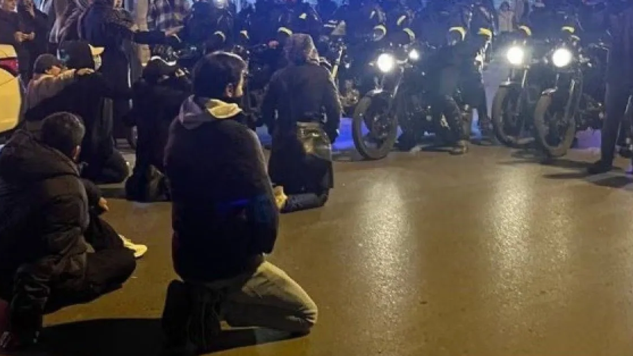 İran'da sokaklar alev alev! 7 ölü