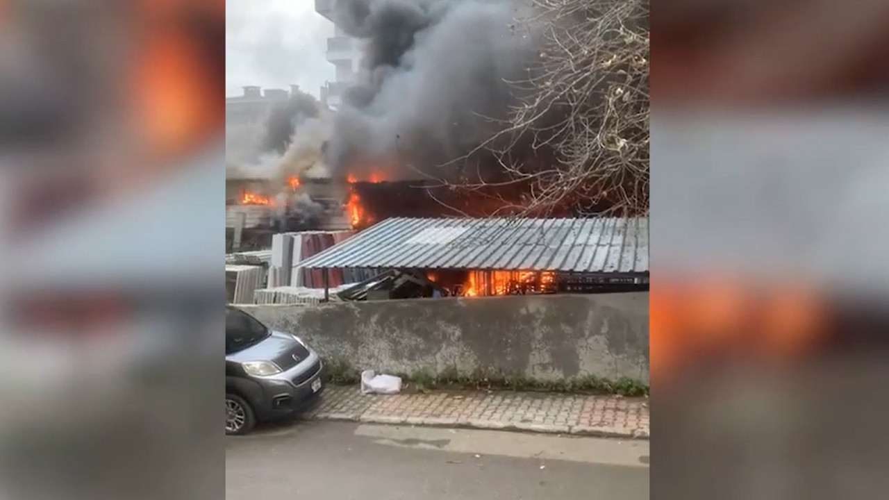 İstanbul’da boya İmalathanesinde yangın: Alevler ve dumanlar binayı sardı