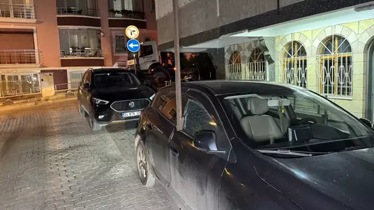 İstanbul'da fırtına! Çatıdan kopan 5 metrelik demir otomobile saplandı