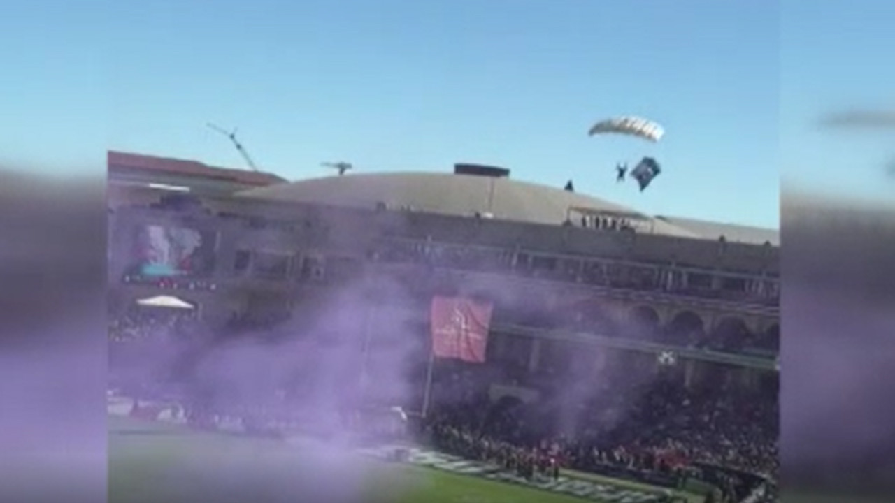 Paraşütçü kale direğine takıldı ve çakıldı: Stadyumda panik