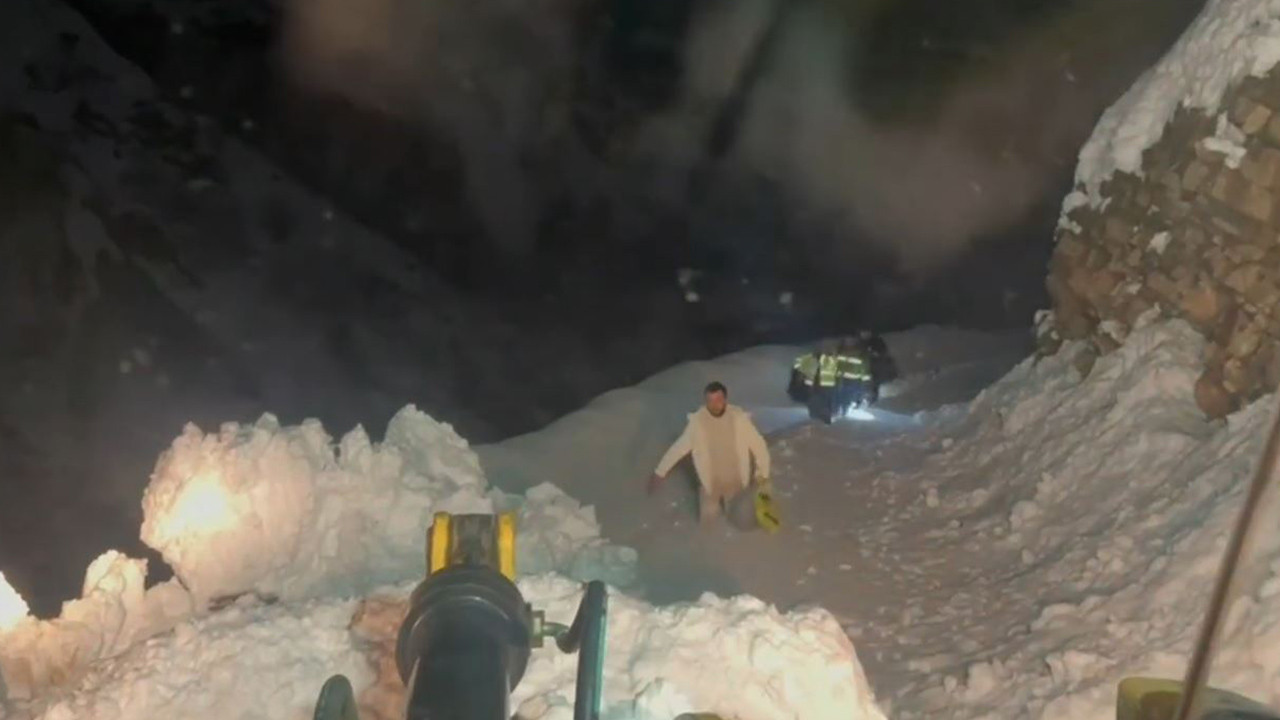 Üç gündür kurtarılmayı bekliyorlardı: Maden işçileri zorlu operasyonla kurtarıldılar: Kar ve çığ esir aldı