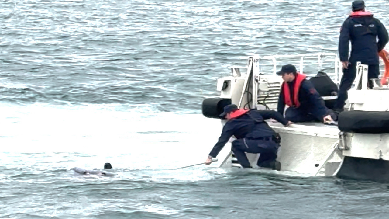 İstanbul Boğazı'nda haraketli dakikalar: Kaptanın seslenişi yürek burktu