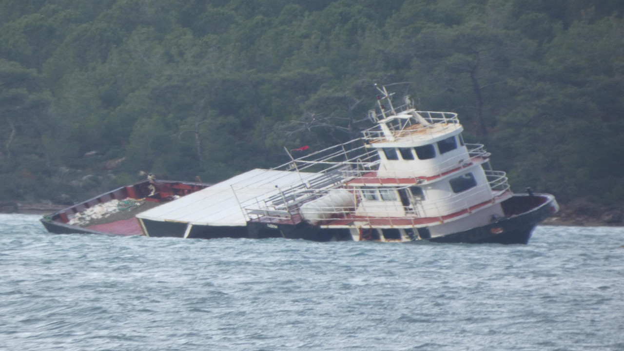 Lodos kabusu: Ayvalık'ta feribot yan yattı