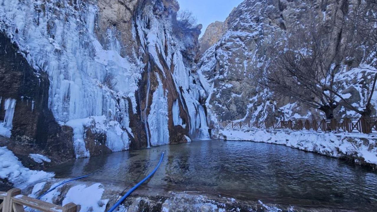 Malatya’da Gürpınar Şelalesi buz tuttu