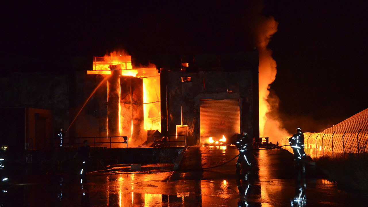 Antalya'da korkutan yangın... Dumanlar gökyüzünü kapladı