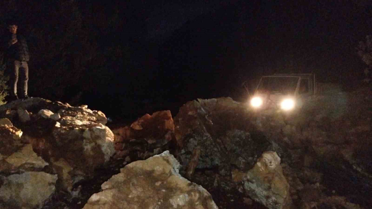 Dev kayalar orman yolunu kapattı