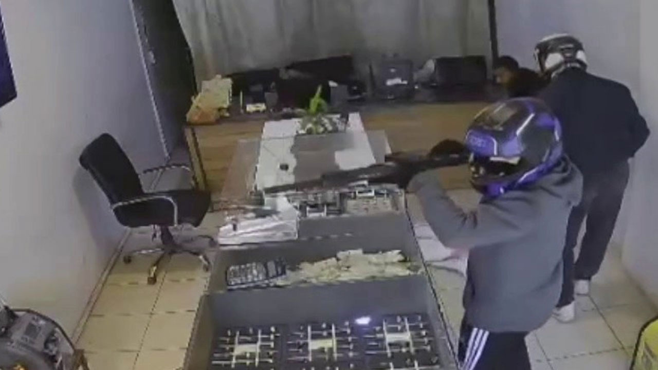 Film sahnesi gibi kuyumcu soygunu kamerada: Her şey 3 dakika içerisinde oldu