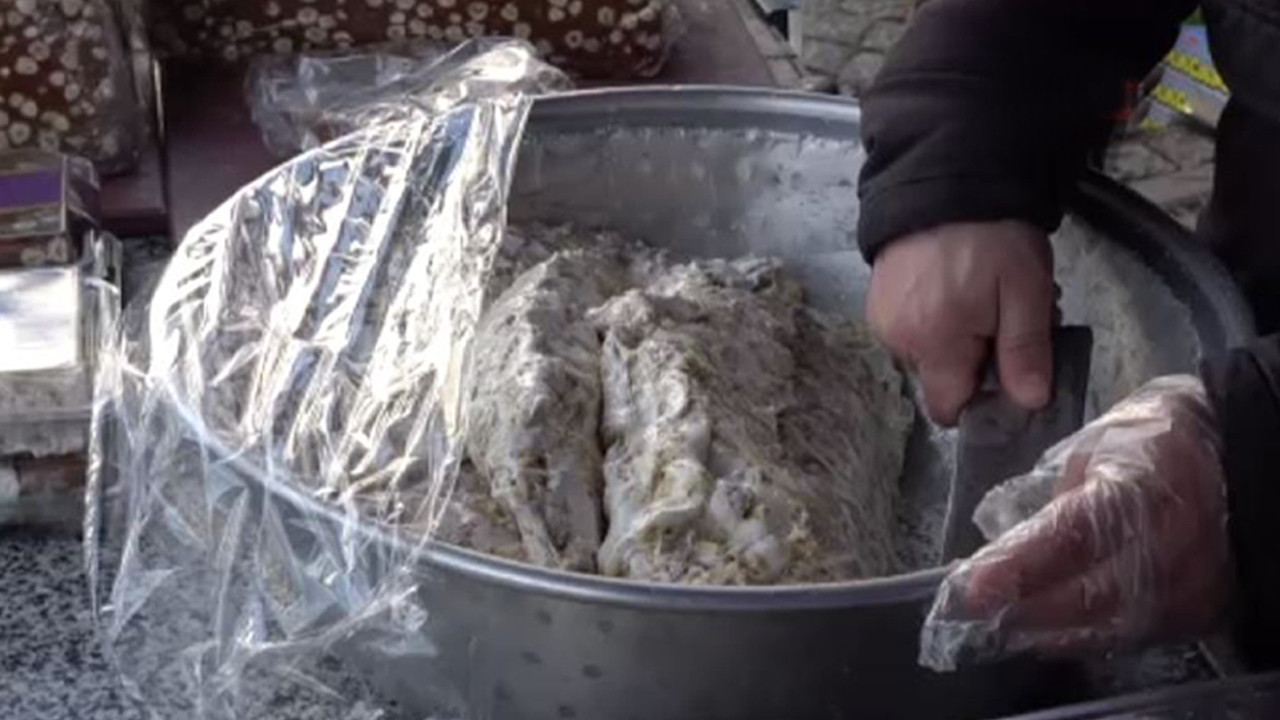 Kışın üşütmeyen helva kapış kapış gidiyor. 3 günde yapılıyor