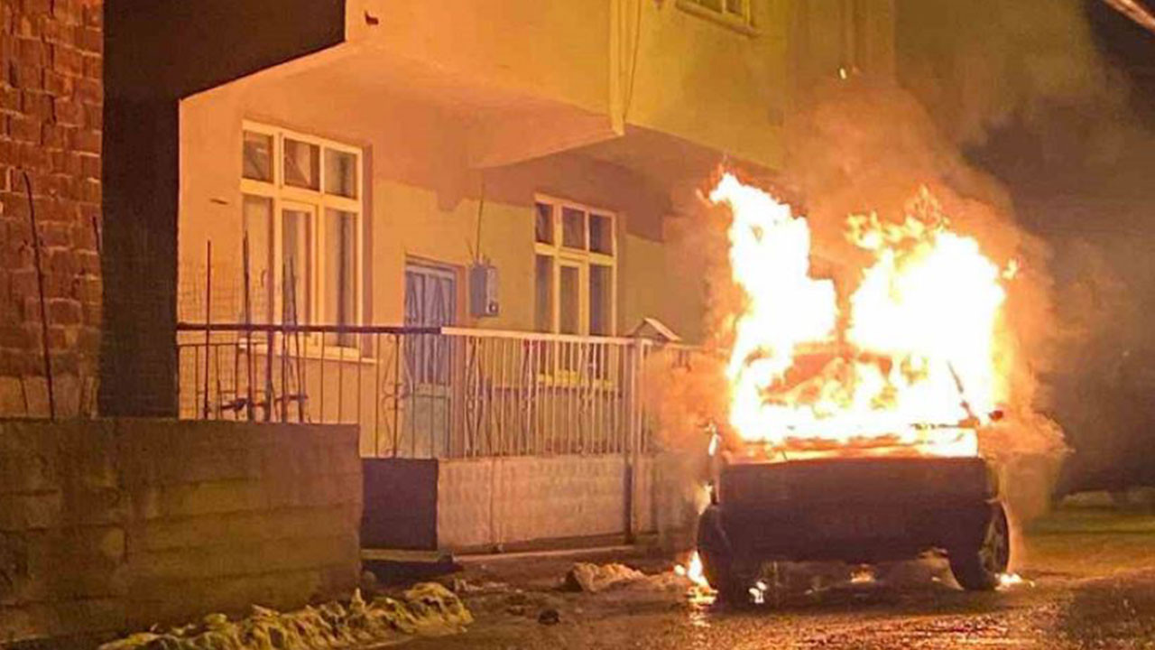 Park halindeki otomobil yandı