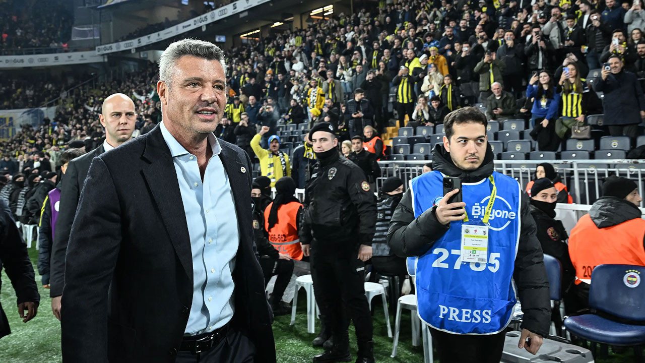 Sadettin Saran Adana'da ayağının tozuyla şampiyonluk mesajı verdi