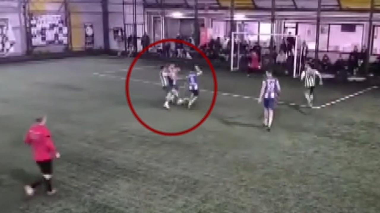 Dili boğazına kaçtı: Saniyeler ile kurtuldu: Halı sahada korku dolu anlar