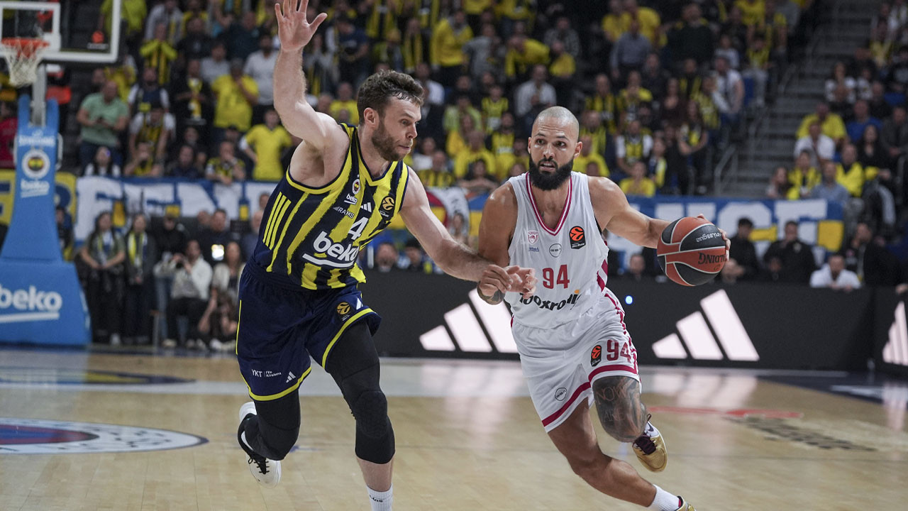Fenerbahçe Olimpiakos'u devirdi: Son şampiyon EuroLeague'de alev aldı