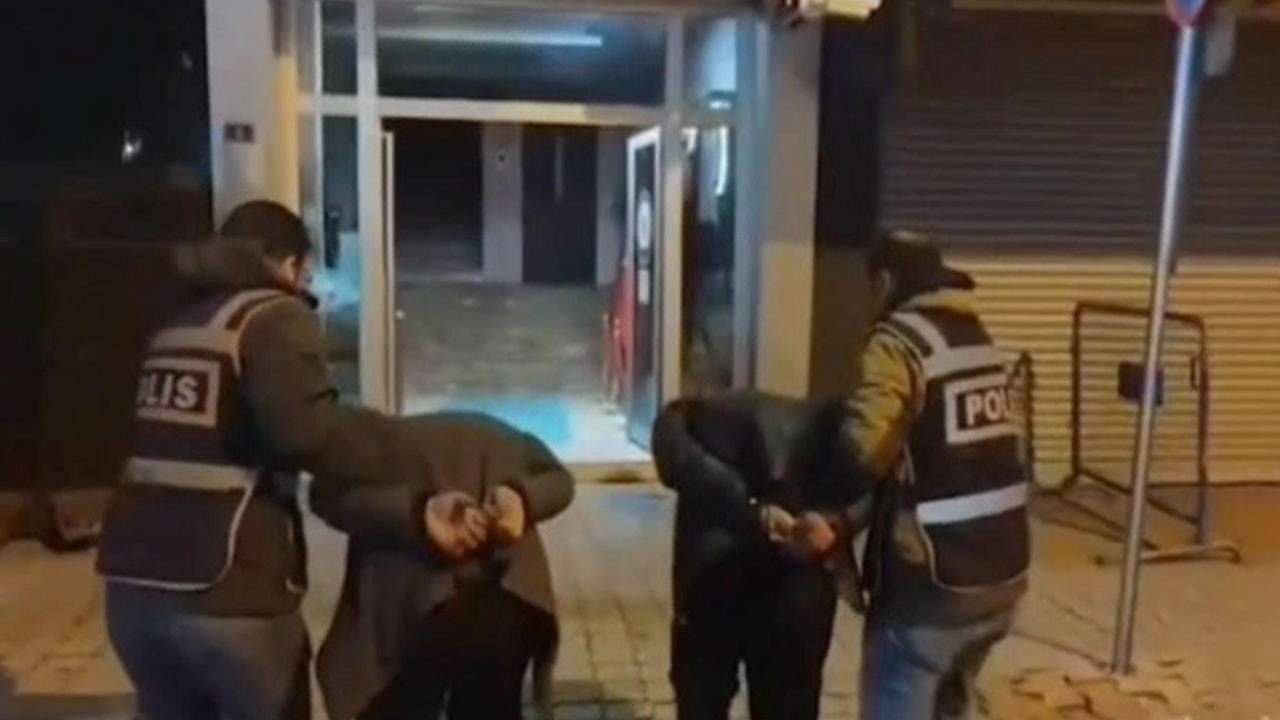 İş yerinden hurda çalan hırsızlar yakayı ele verdi