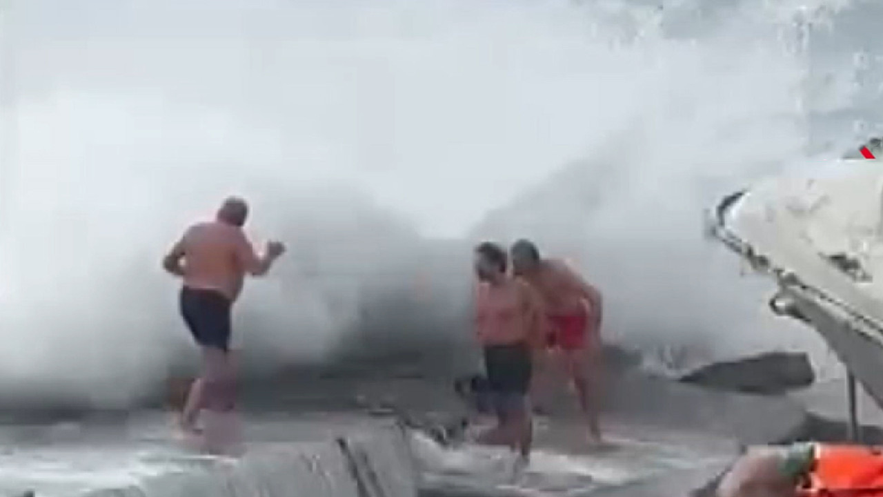 İstanbul sahilinde korku filmi gibi: Dev dalgalar yerden aldı yere vurdu