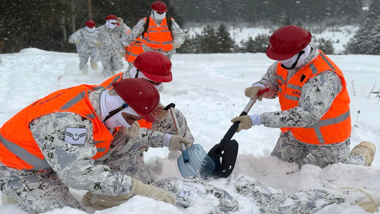 Karda iz bırakan yiğitler: Komandoların kış eğitimi