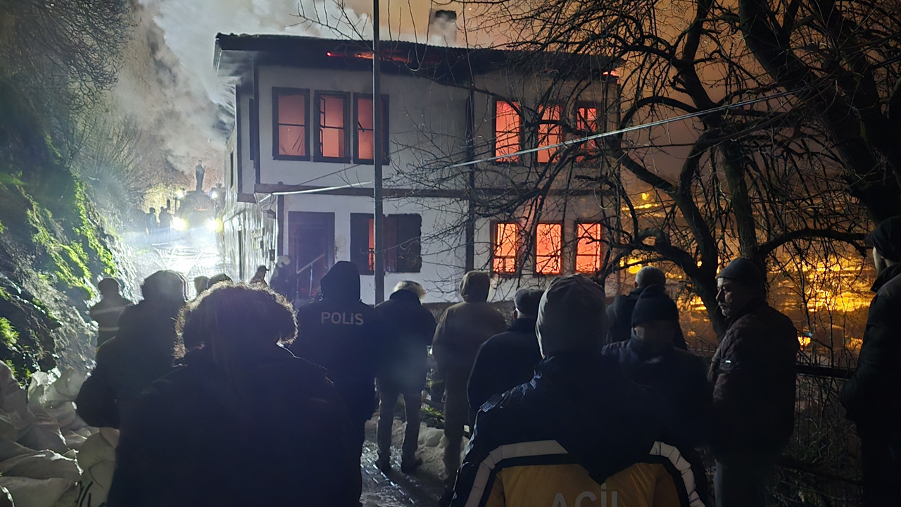 İki asırlık tarihi konak alevlere teslim oldu