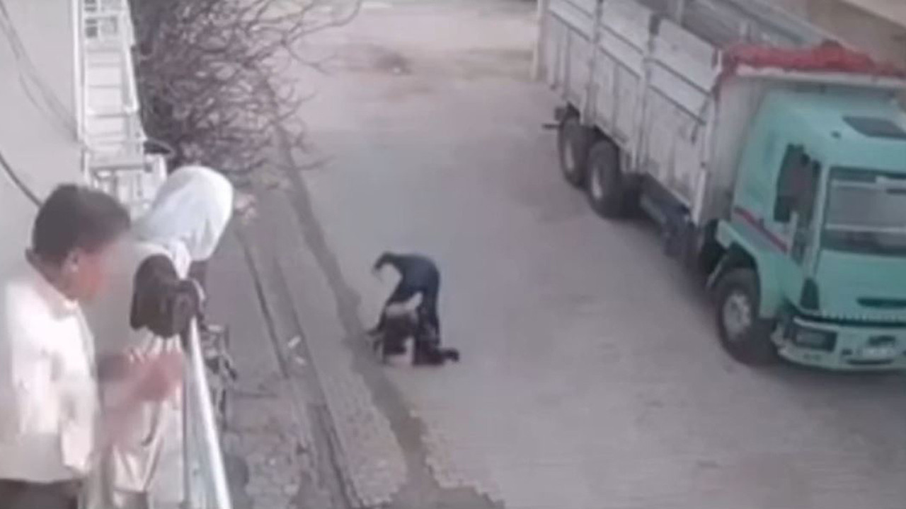 Sokak ortasında dehşet: Kadın ve çocuğa acımadı: Kameraya anbean yansıdı