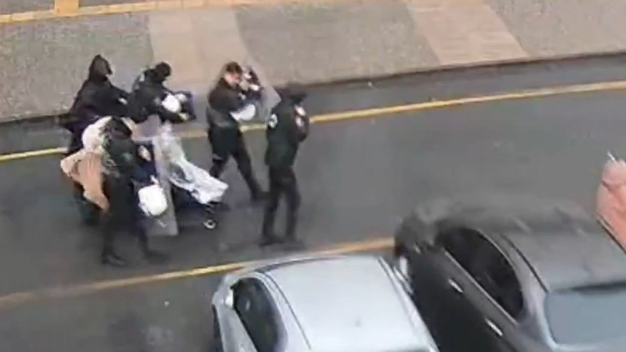 İstanbul fırtınasında yürek ısıtan görüntü: Polisler kalkanla korudu