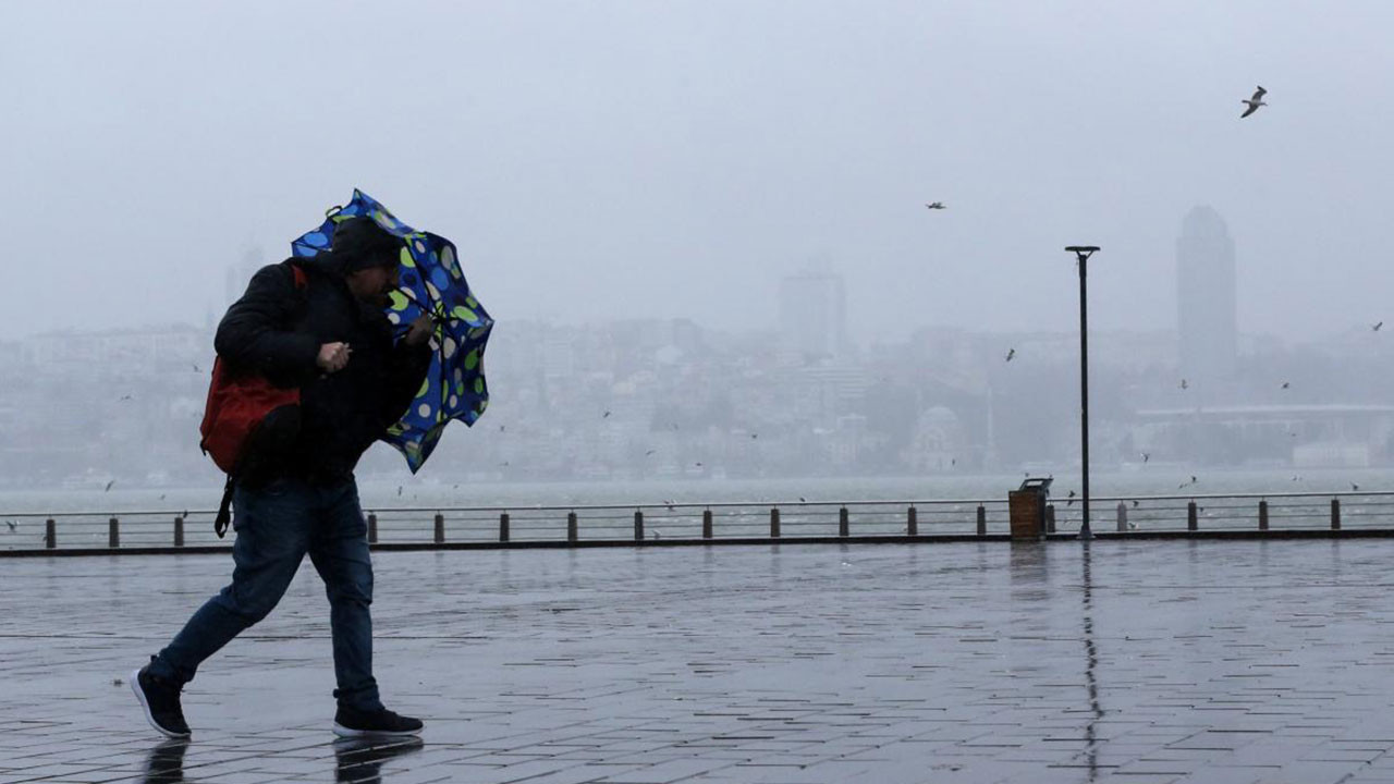 İstanbul yerle bir oldu: Bina çöktü, seferler iptal oldu, tarihi caminin alemi düştü