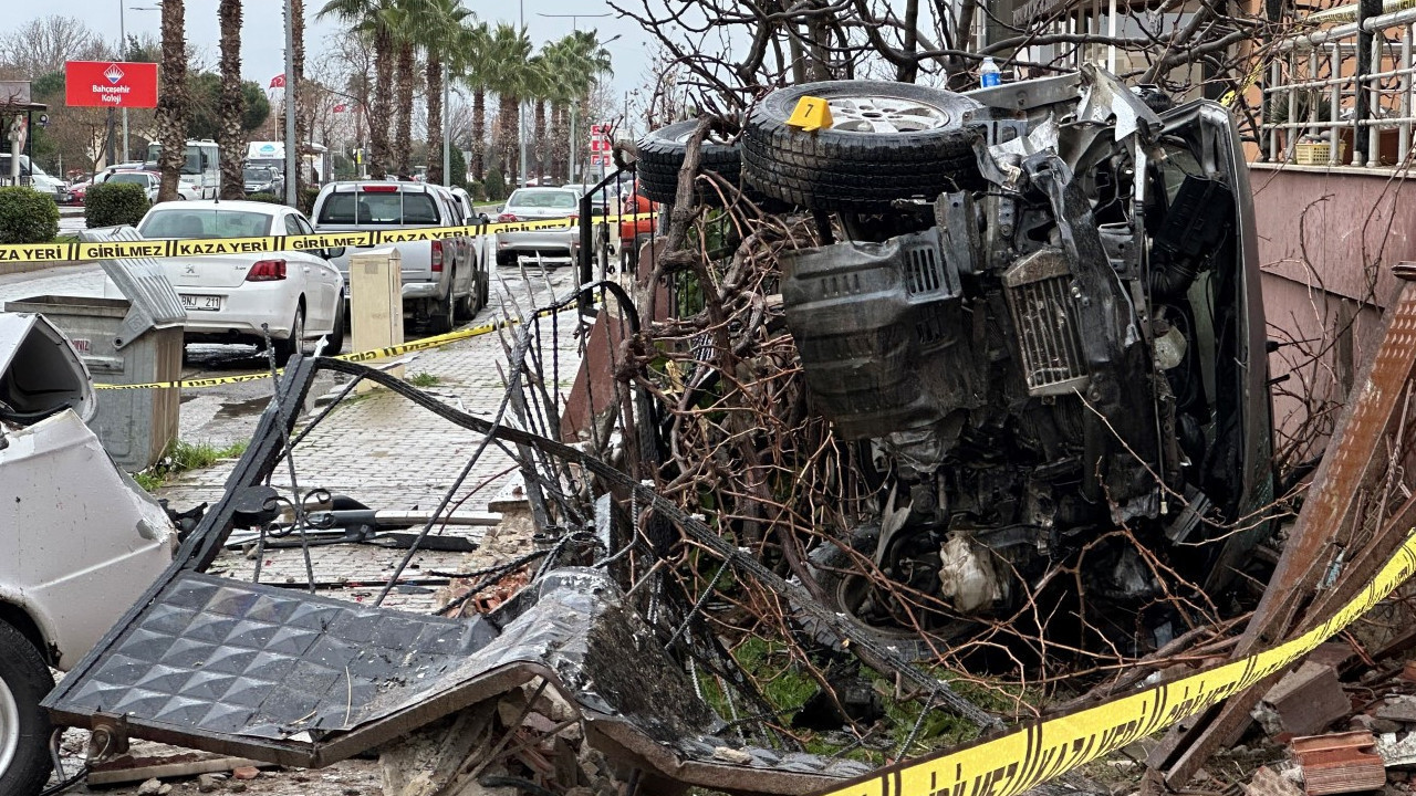 İzmir’de feci kaza: Kamyonetten sonra kaldırımda yaya çarptı, sonra bahçeye uçtu: 5 yaralı