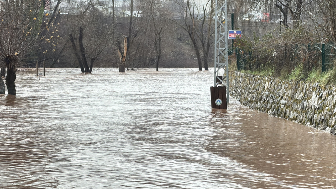 Bartın'ın kalbi sular altında kaldı: Bölgeye giden yollar trafiğe kapatıldı
