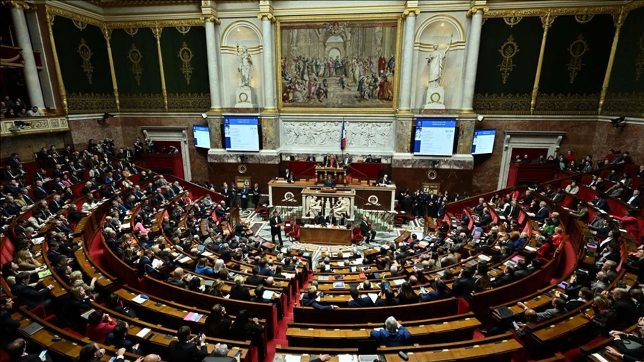 Fransa’da hükümete büyük şok: Gensoru önergesi verildi