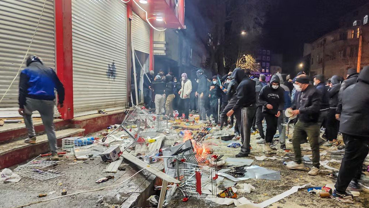 İran’da protestolar devam ediyor: Savcı ve emniyet görevlileri öldürüldü