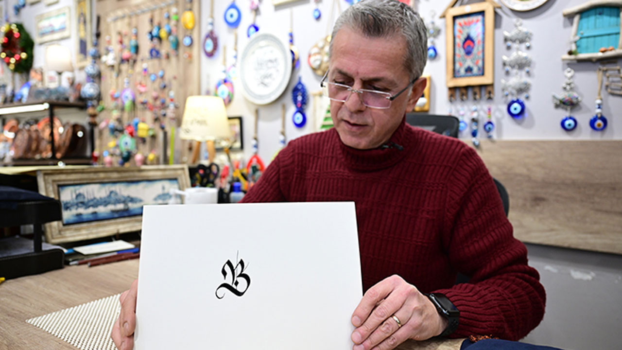 Kaligrafi sanatçısı üç ileri tekniği tek performansta birleştirdi