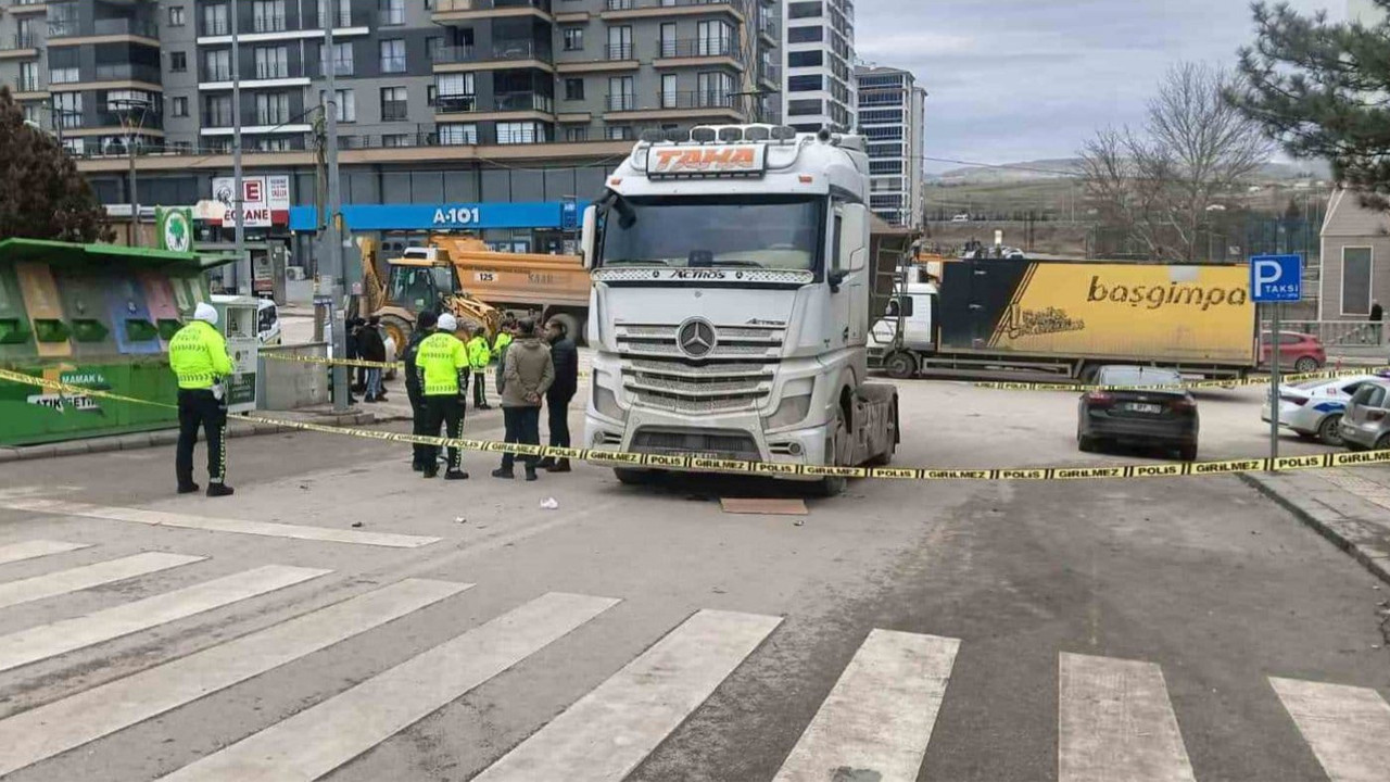 Mamak'ta hafriyat kamyonunun altında kalan yaşlı kadın ağır yaralandı
