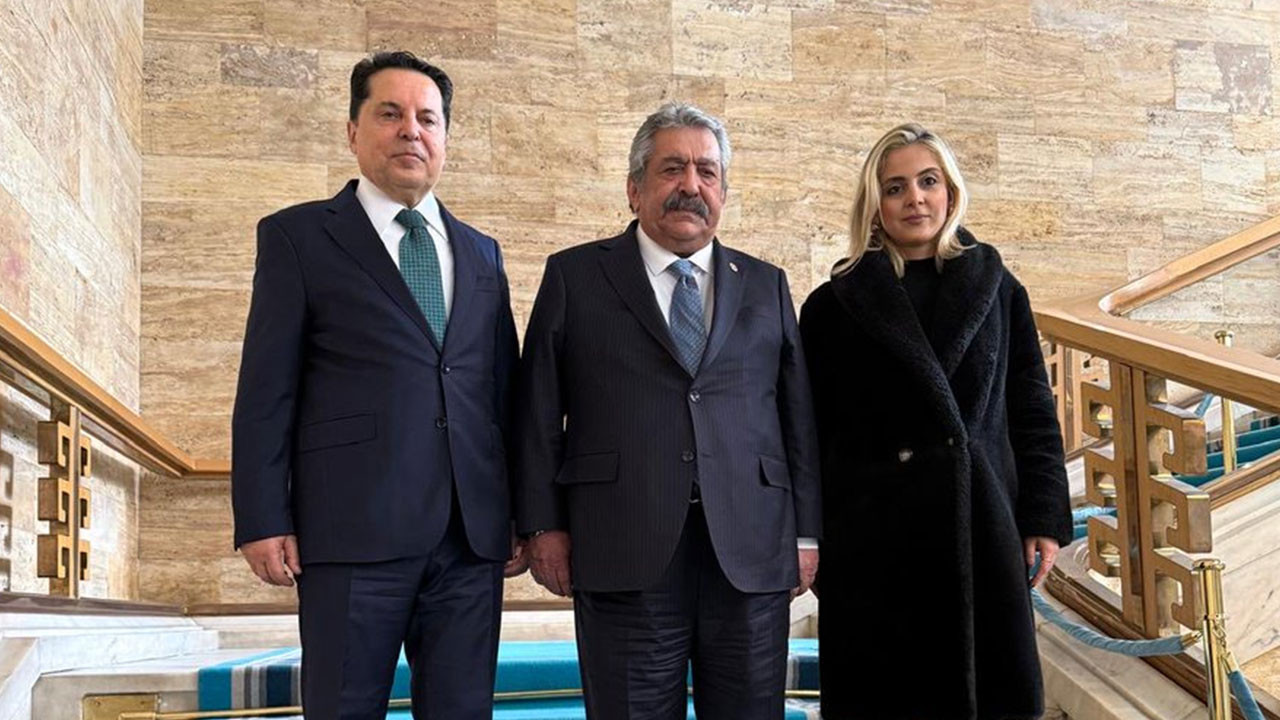 Meclis koridorlarında dikkat çeken kare: MHP'li Feti Yıldız ile Ahmet Özer bir araya geldi