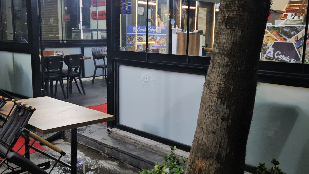 Motosikleti saldırgan Küçükçekmece'de bir kebapçıyı kurşunladı