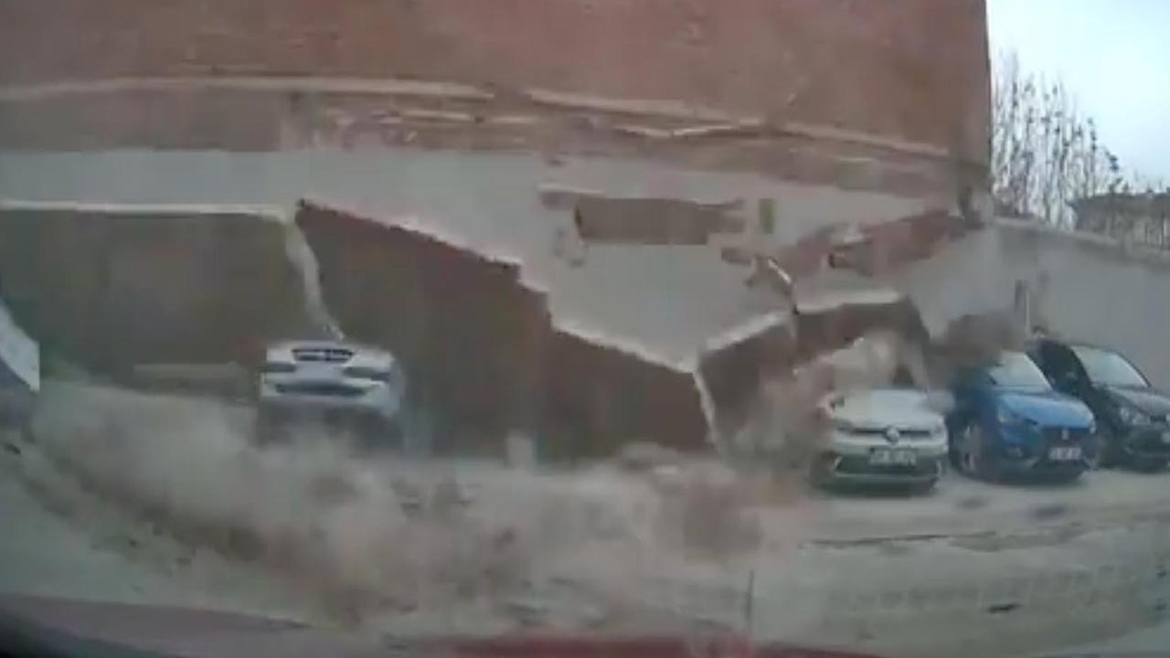 Rüzgar duvarı uçurdu: 6 araç hurda oldu: Dehşet anlar kamerada